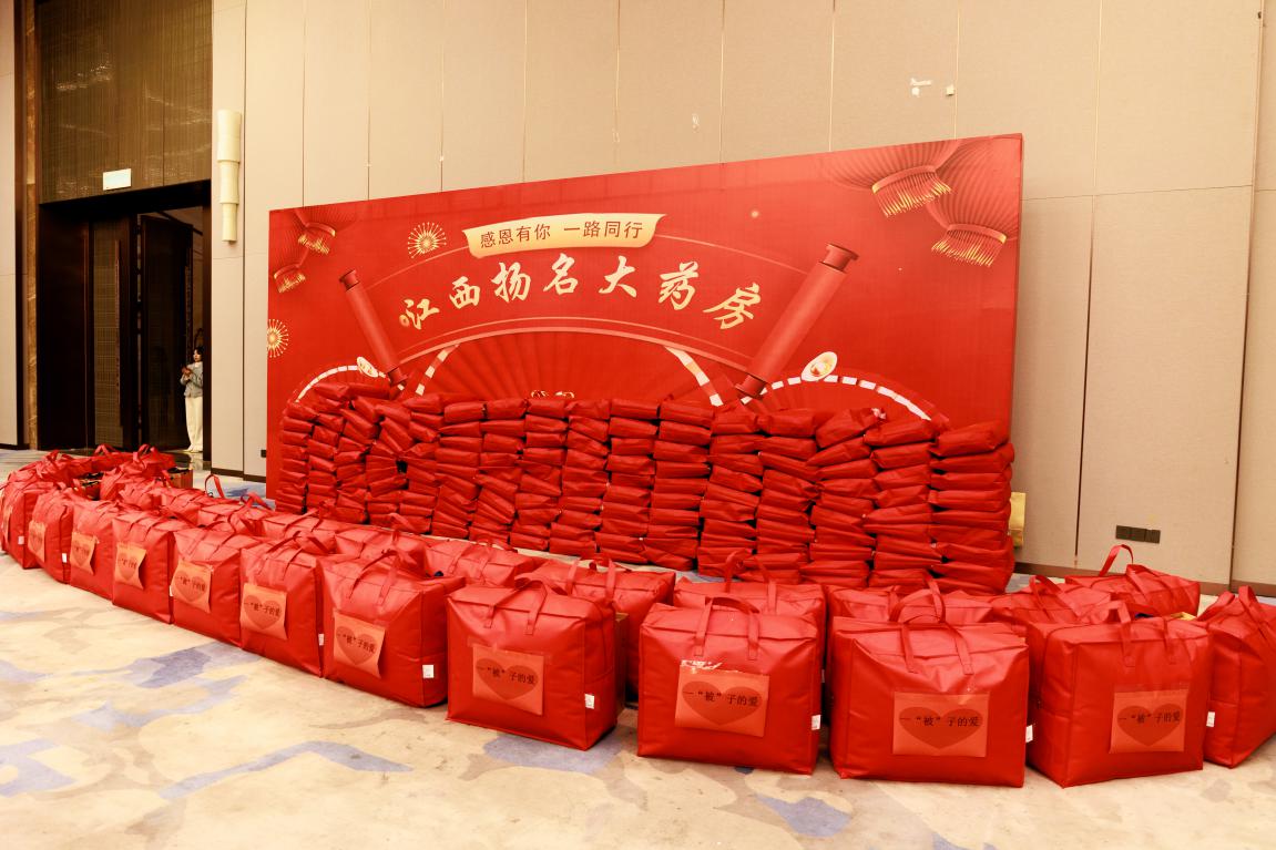 工作人员布置现场