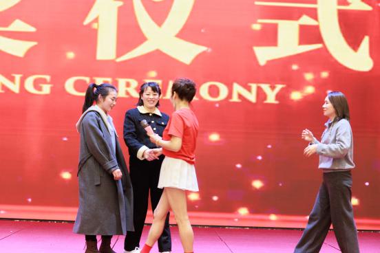 表演节目获奖者代表登台领奖